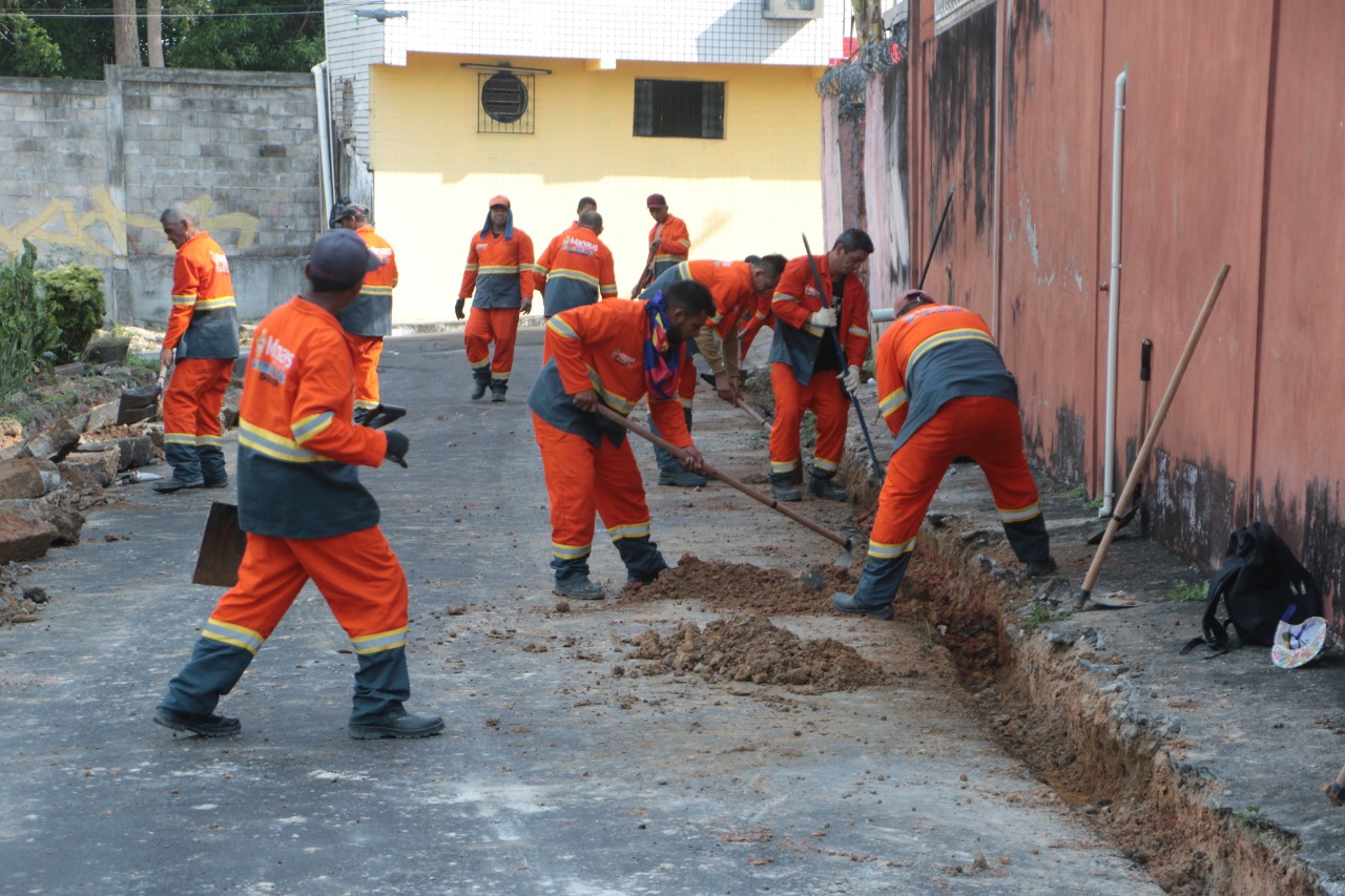 Prefeitura recupera calçada e meio fio na zona Leste